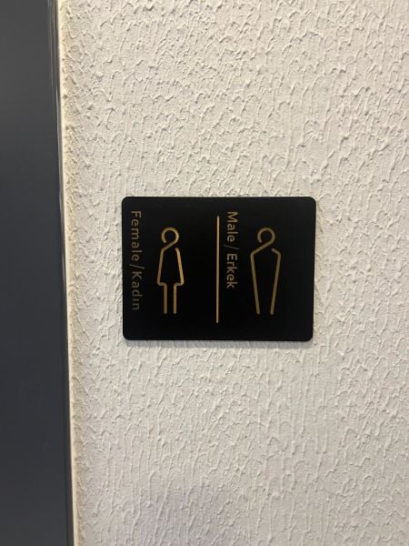 Yönlendirme Levhası - Kadın ve Erkek WC İşareti - İKİLİ